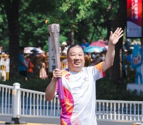 浙江李子园股份董事长李国平先生圆满完成杭州第19届亚运会火炬传递